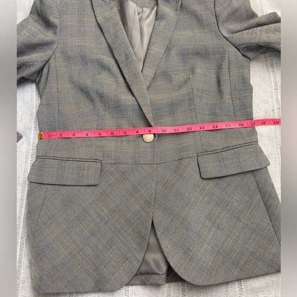 Tommy Hilfiger iconic blazer with silver embellishments. - Picture 7 of 17